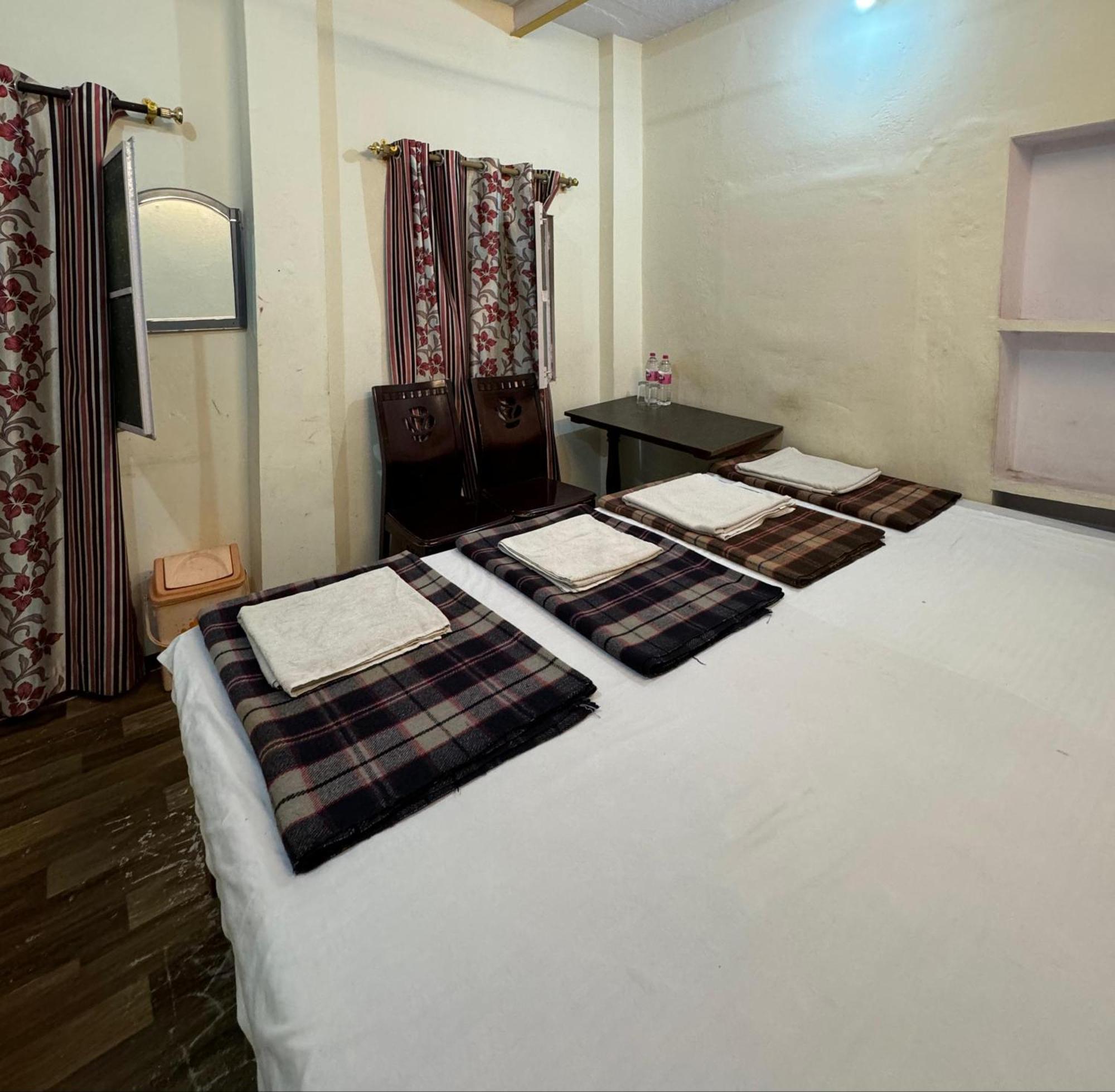 The Golden Lodge Варанаси Экстерьер фото
