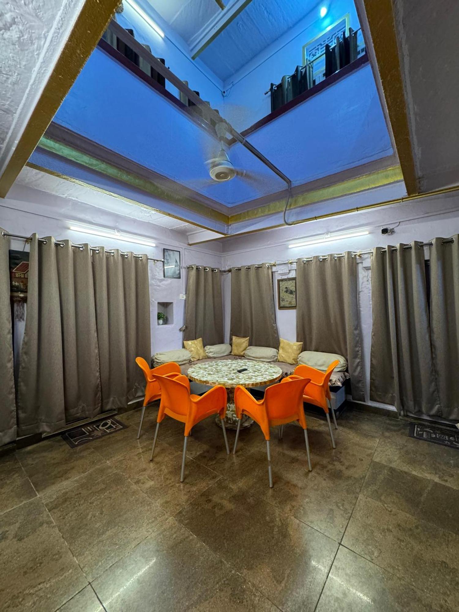 The Golden Lodge Варанаси Экстерьер фото